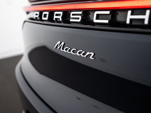 Certified 2021 Porsche Macan AWD/4WD image 26