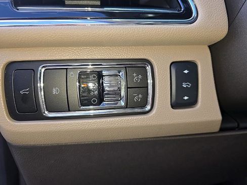 Used 2024 Lincoln Navigator Premiere image 12