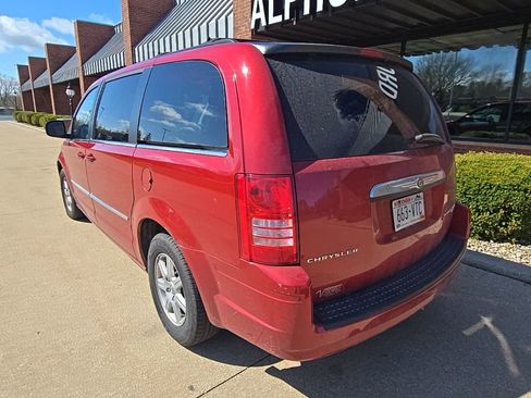 Used 2010 Chrysler Town & Country Touring image 5