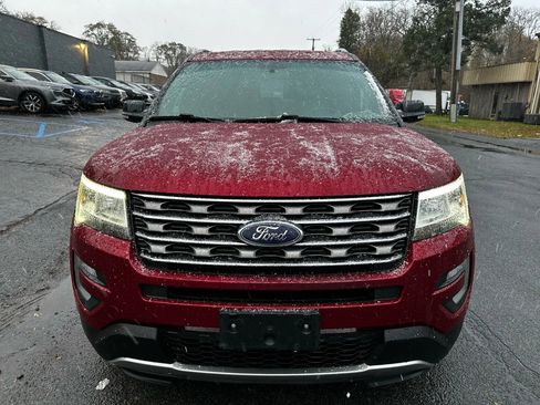 Used 2017 Ford Explorer XLT image 3