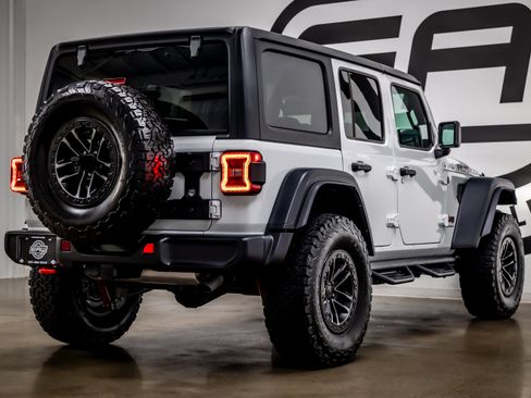 Used 2025 Jeep Wrangler Unlimited Rubicon w/ XTREMEE 35" Tire Package AWD/4WD image 37
