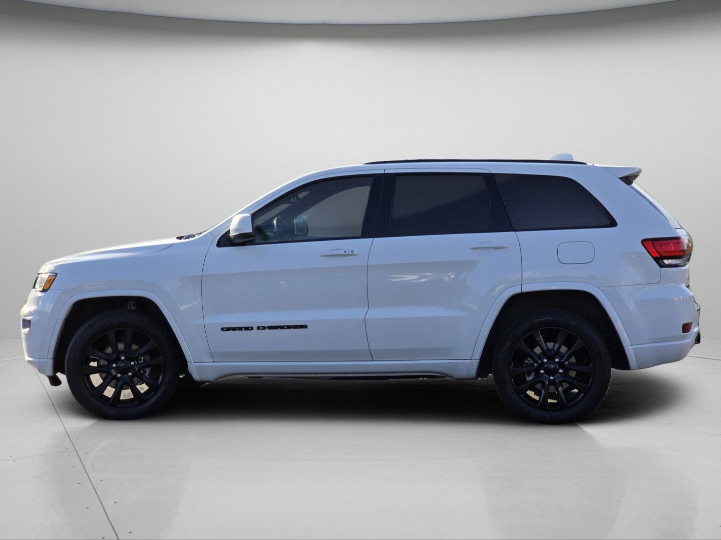 Used 2020 Jeep Grand Cherokee Altitude AWD/4WD image 21