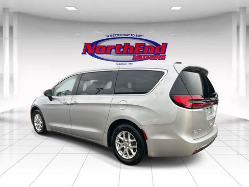 Used 2023 Chrysler Pacifica Touring-L image 5