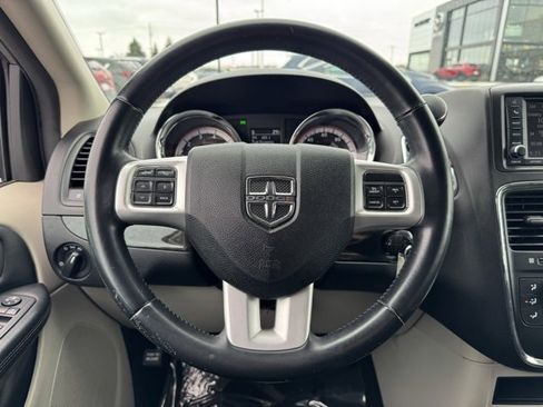 Used 2019 Dodge Grand Caravan SE w/ UConnect Hands-Free Group image 25