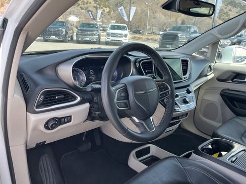 Used 2022 Chrysler Pacifica Touring-L image 12