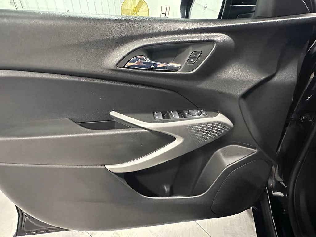 Used 2024 Chevrolet Trax LS w/ LS Convenience Package FWD image 18