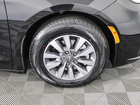 Used 2024 Chrysler Pacifica Select image 11