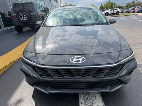 Used 2025 Hyundai Elantra SEL image 2