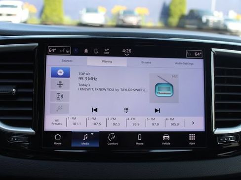Used 2024 Chrysler Pacifica Touring-L FWD image 3