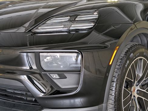 Certified 2025 Porsche Macan Electric image 13