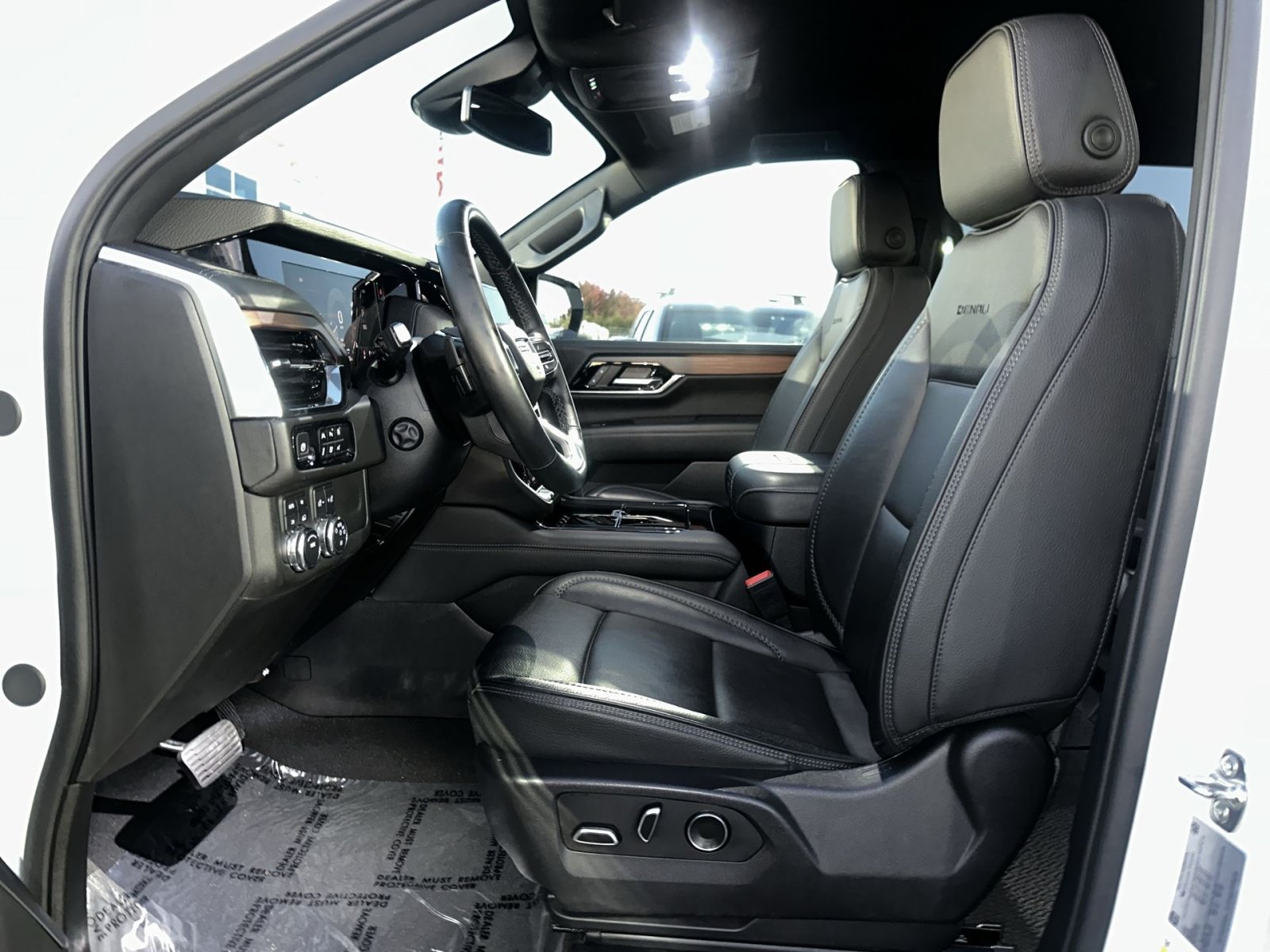 Used 2025 GMC Yukon Denali AWD/4WD image 14