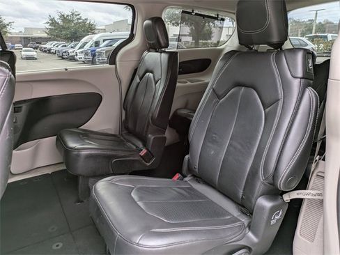 Used 2022 Chrysler Pacifica Touring-L w/ Uconnect Theater Family Group image 10