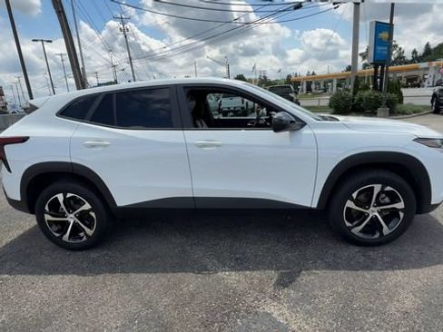 Certified 2025 Chevrolet Trax RS w/ Driver Confidence Package FWD image 9