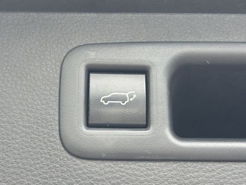 Used 2023 Toyota Highlander XLE FWD image 19