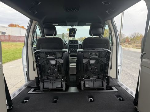 Used 2016 Dodge Grand Caravan SE image 30