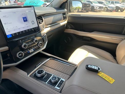 Used 2024 Ford Expedition Limited AWD/4WD image 18