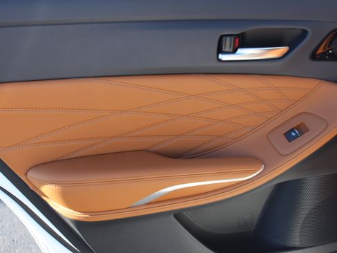 Used 2020 Toyota Avalon Limited image 27