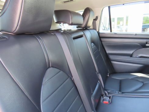 Used 2022 Toyota Highlander XLE image 44