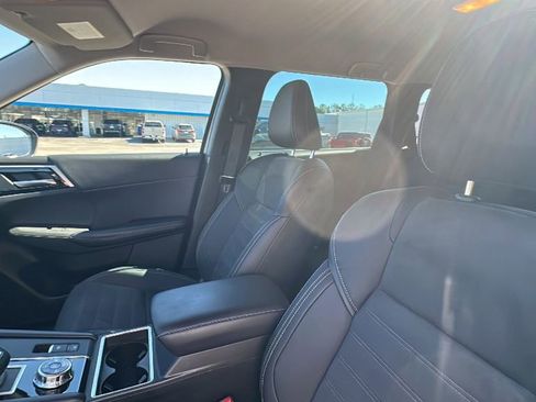 Used 2023 Mitsubishi Outlander SE image 12