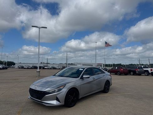 Used 2021 Hyundai Elantra SEL w/ Convenience Package FWD image 9