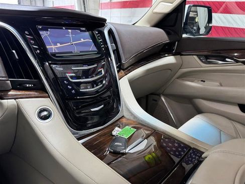 Used 2016 Cadillac Escalade Luxury AWD/4WD image 23