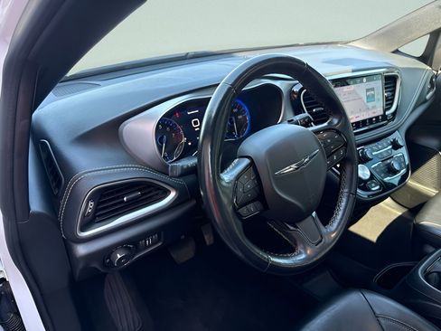 Used 2021 Chrysler Pacifica Touring-L w/ Uconnect Theater Family Group FWD image 17