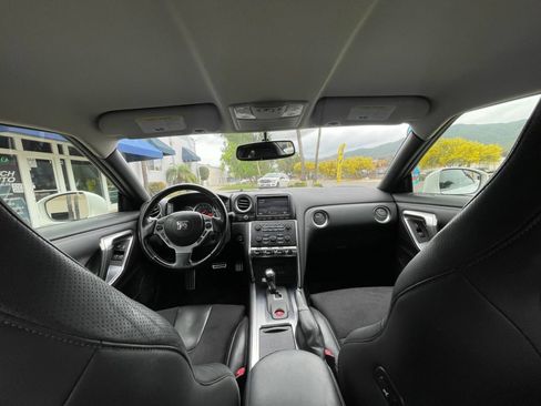 Used 2010 Nissan GT-R Premium image 12