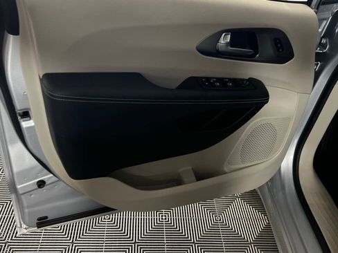 Used 2023 Chrysler Pacifica Touring-L w/ Uconnect Theater Family Group image 21