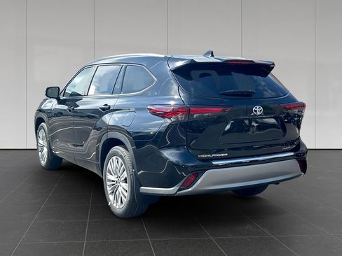 New 2026 Toyota Highlander Platinum AWD/4WD image 3