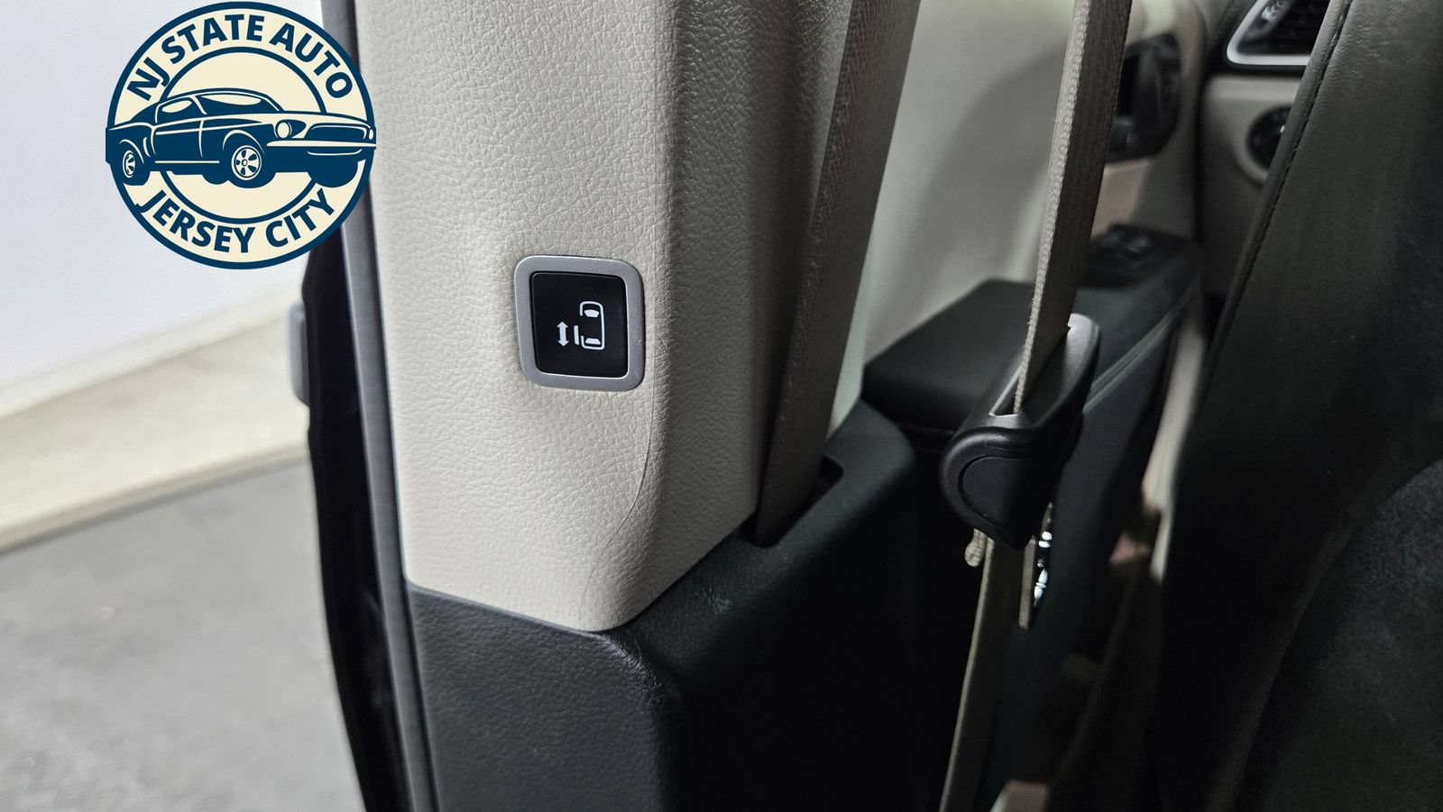 Used 2024 Chrysler Pacifica Limited FWD image 32