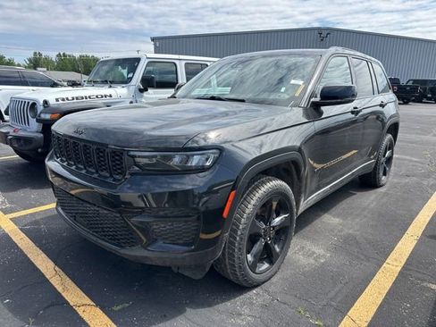 Used 2023 Jeep Grand Cherokee Altitude AWD/4WD image 13