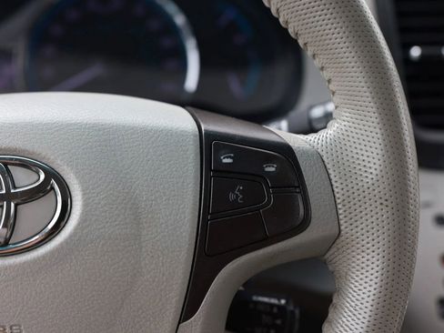 Used 2012 Toyota Sienna XLE image 29