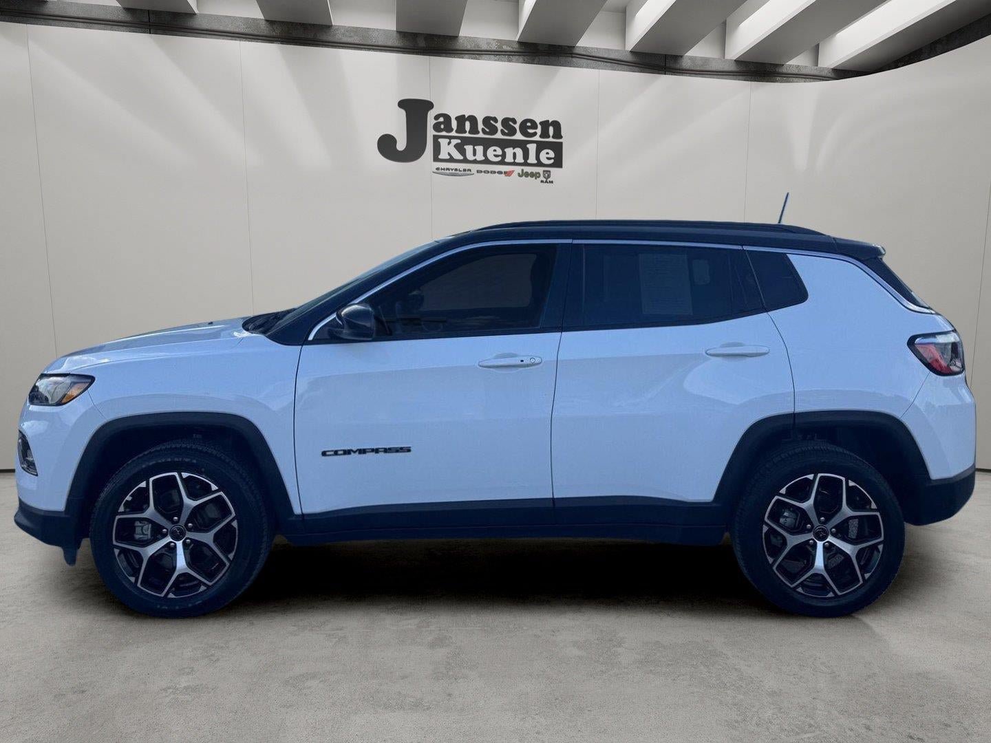 Used 2025 Jeep Compass Limited AWD/4WD image 2