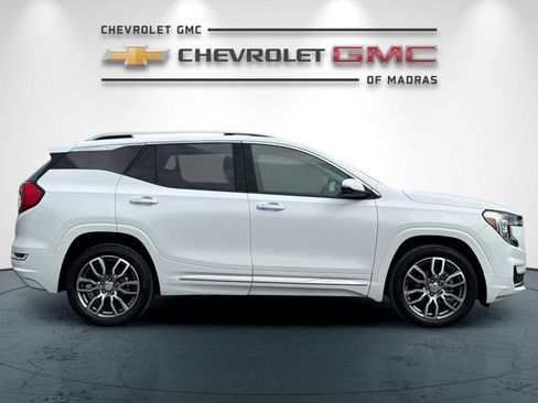 Used 2023 GMC Terrain Denali w/ Denali Premium Package AWD/4WD image 2