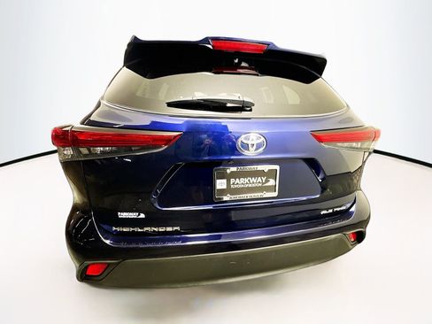 Used 2022 Toyota Highlander XLE image 6