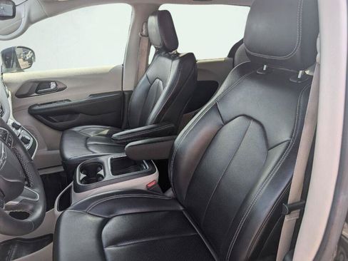 Used 2023 Chrysler Pacifica Touring-L FWD image 33
