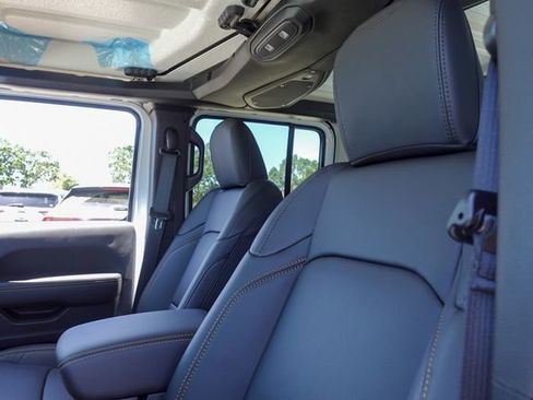 New 2025 Jeep Gladiator Sport image 15