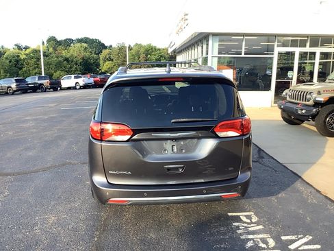 Used 2017 Chrysler Pacifica Touring-L Plus FWD image 4