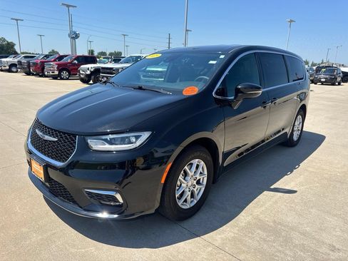 Used 2025 Chrysler Pacifica Select FWD image 29