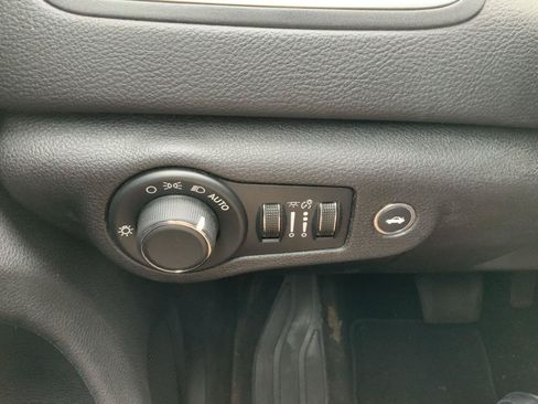 Used 2016 Chrysler 200 Limited w/ Anniversary Edition FWD image 25