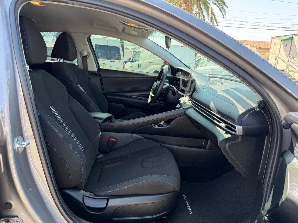 Used 2023 Hyundai Elantra SEL w/ Convenience Package FWD image 21