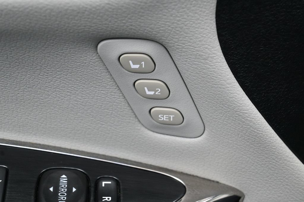 Used 2013 Toyota Avalon Limited FWD image 8