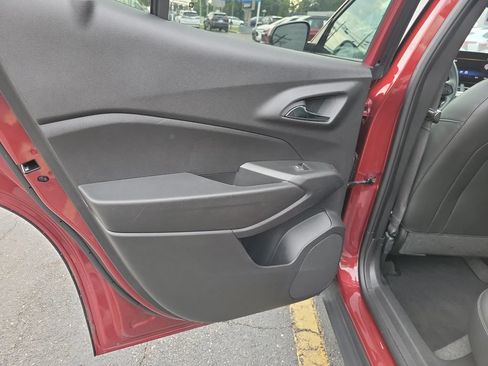 Used 2025 Chevrolet Trax LT FWD image 17