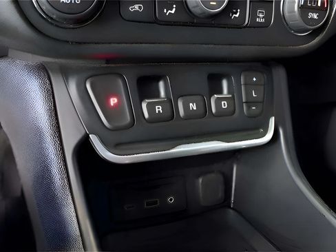 Used 2021 GMC Terrain SLT w/ LPO, Floor Liner Package FWD image 9