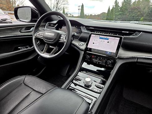 Used 2023 Jeep Grand Cherokee L Overland image 13