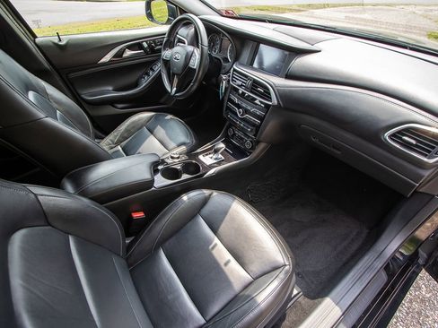 Used 2017 INFINITI QX30 w/ Cargo Package image 21