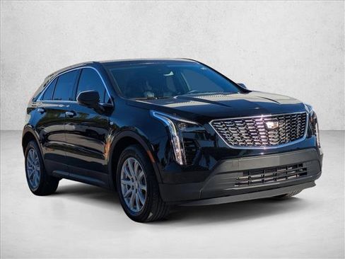 Used 2023 Cadillac XT4 Luxury w/ Cold Weather Package image 3