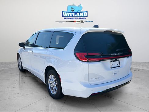 New 2026 Chrysler Pacifica Select image 3