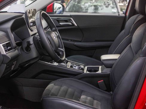 Used 2024 Mitsubishi Outlander SE image 17