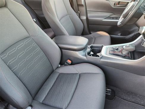 Used 2021 Toyota RAV4 SE image 10